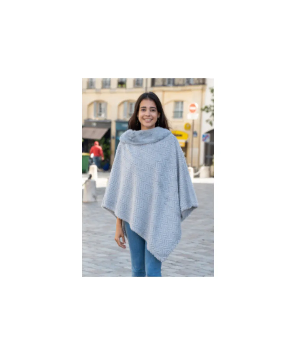 KNITTED CAPE WITH FUR DETAIL