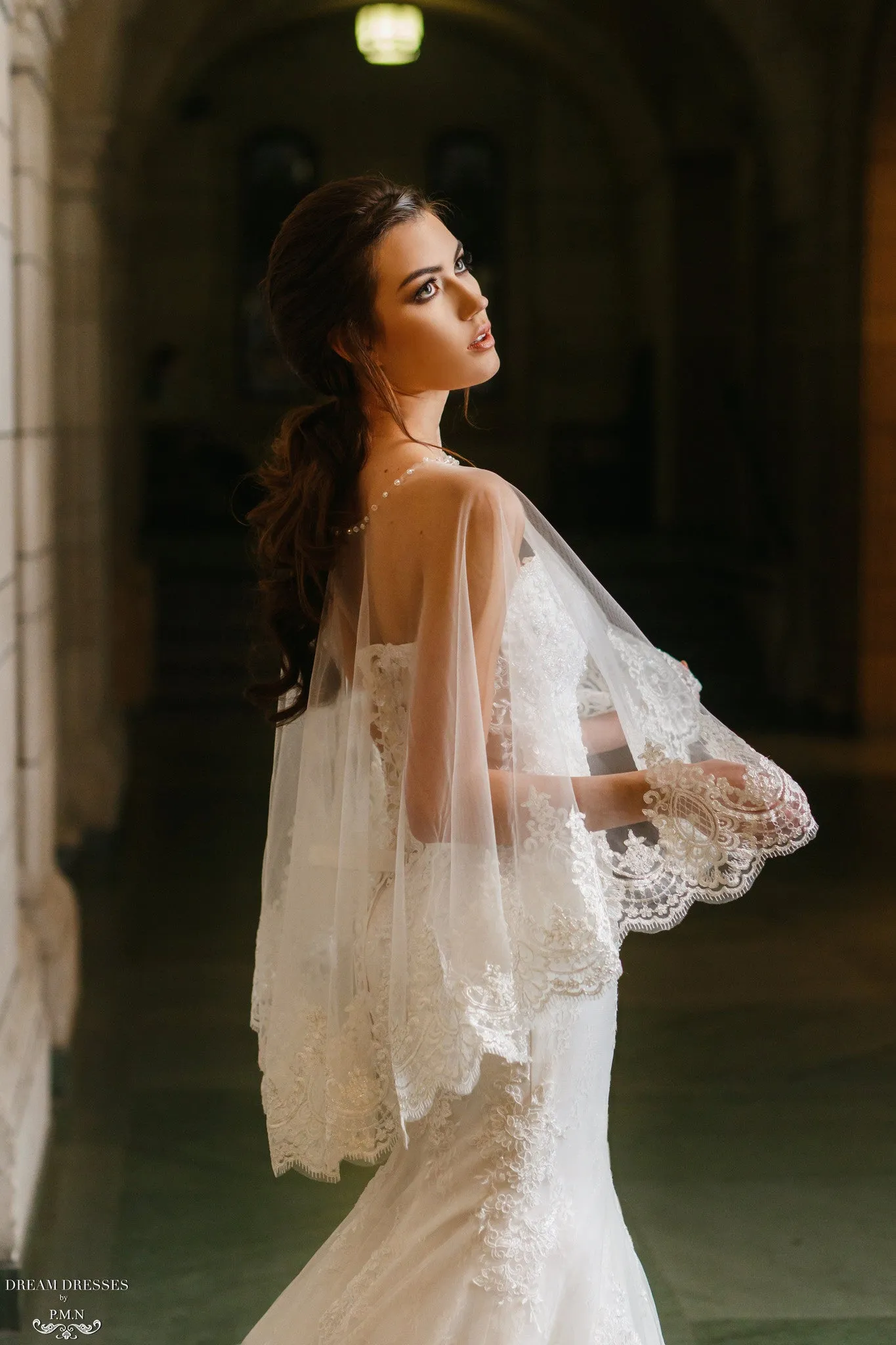 Lace Bridal Cape (#LÉONIE)