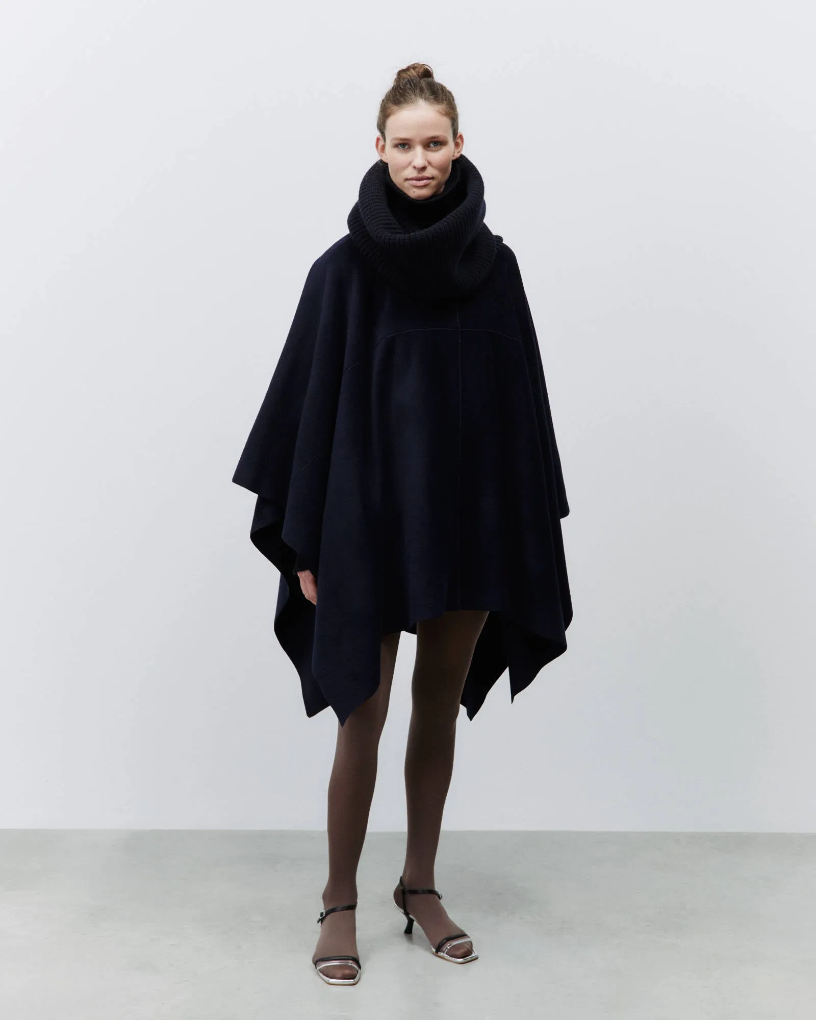 MAXI KNITTED COLLAR CAPE