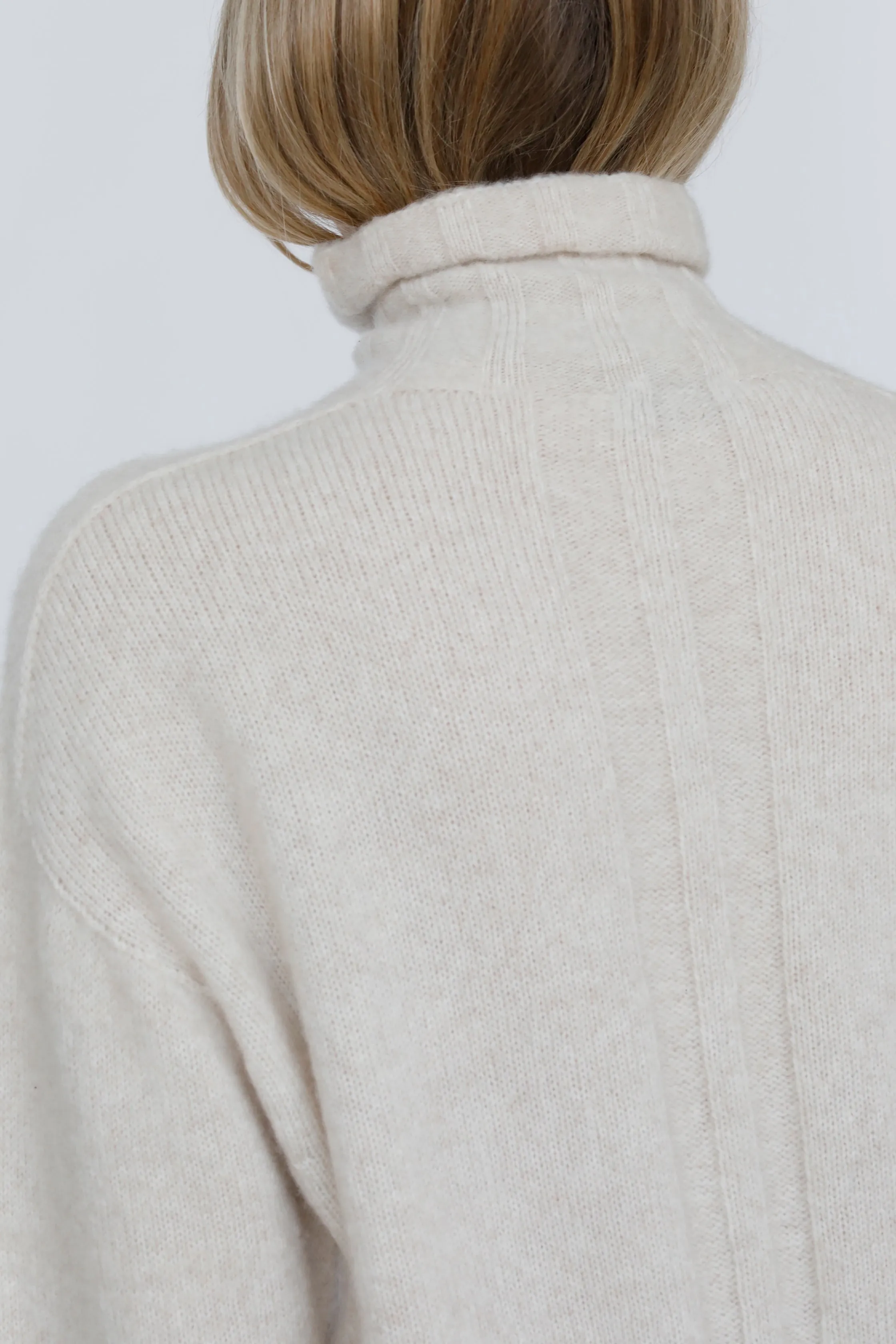 Selene - Turtleneck with wide ribbing on the bottom in Wool