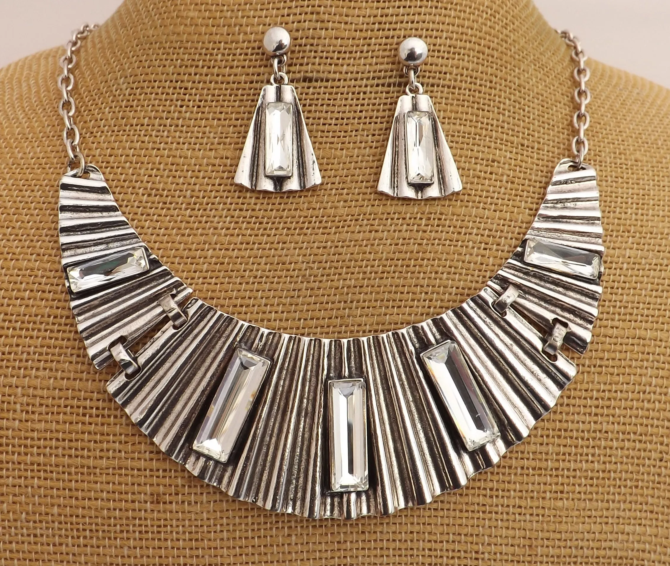 Silver Tone Fan Effect Collar Necklace with Matching Earrings